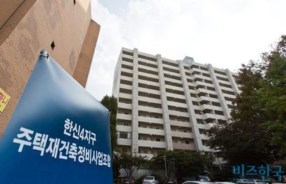 8·2 대책 이후 일련의 정부 부동산 정책 중에서 가장 부각되는 것은 재건축 조건 강화다. 서울 강남의 한 재건축 단지 전경으로 기사의 특정 내용과 관련 없다. 사진=최준필 기자