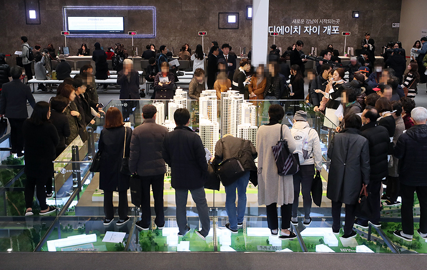 지난 3월 16일 서울 양재동 화물터미널 부지에 문을 연 ‘디에이치 자이 개포’ 모델하우스가 방문객으로 붐비고 있다. 사진=연합뉴스
