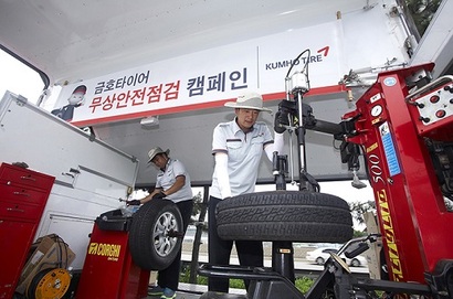 지난 2월 금호타이어 직원들이 설날을 맞아 고속도로 무상안전 점검 캠페인을 벌이는 모습. 사진=금호타이어