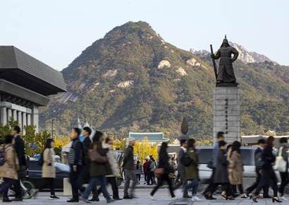 ‘비즈한국’이 시가총액 상위 30대 기업의 임직원 및 성별 연간급여 차이를 조사해봤다.  사진=연합뉴스