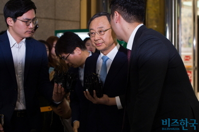 정치자금법 위반 혐의를 받는 황창규 KT 회장이 17일 오전 경찰청에 피의자 신분으로 출석했다. 사진=최준필 기자