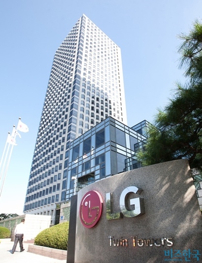 LG그룹은 “럭키금성에서 LG로 CI 변경, 지주회사체제로 전환, LG 웨이 선포 등 경영체제와 기업문화 측면의 일련의 변화 또한 구 회장 리더십의 결과”라고 전했다. 서울 여의도 LG트윈타워 전경. 사진=박정훈 기자