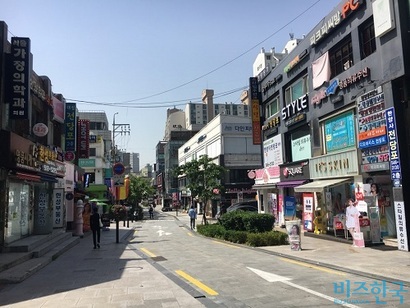 한때 강남 대표 중심지로 꼽히던 압구정 ‘​로데오거리’​ 입구. 사진=김상훈 기자