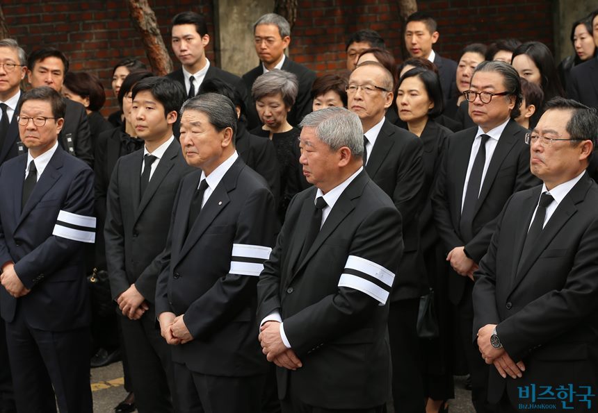 고 구본무 LG그룹 회장의 발인식이 엄수된 지난 22일 오전 서울 종로구 서울대병원 장례식장에서 고인의 동생 구본능 희성그룹 회장, 구본준 LG그룹 부회장, 구본식 희성그룹 부회장을 비롯한 유가족들이 고인의 마지막을 배웅하고 있다. 사진=사진공동취재단