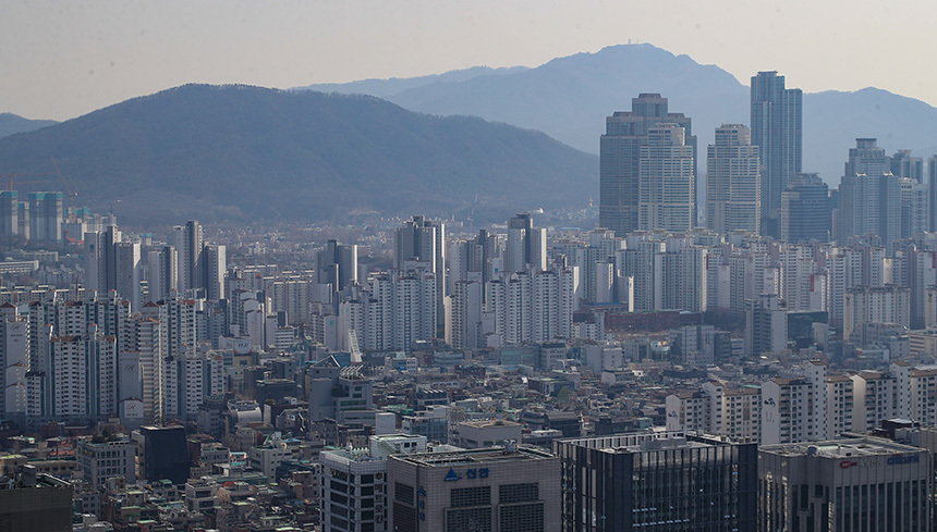 모두가 원하는 입지는 공급이 제한적이다. 나이, 성별, 직업 등이 아닌 지불능력에 따라 주인이 결정되는 방식은 어떻게 보면 가장 공평한 방식이다. 사진은 강남권 아파트 모습. 사진=연합뉴스