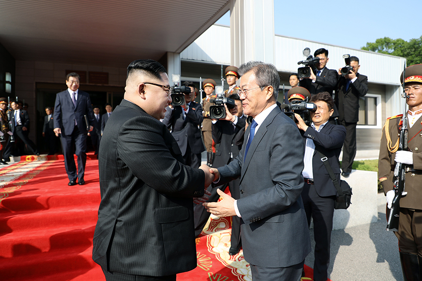 추상 능력이 없으면 배경지식이 다른 사람들끼리 대화가 불가능하다. 민주주의 시대를 사는 우리에게 추상이 필요한 이유다. 사진은 지난 26일 판문점 북측 통일각에서 2차 남북정상회담을 마친 뒤 김정은 국무위원장이 문재인 대통령을 배웅하는 모습. 사진=청와대 제공