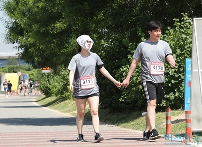 이번 제1회 버닝런에 친구와 연인과 함께 참가한 사람들은 순위와 기록에 연연하지 않고 러닝 자체를 즐겼다.  사진=박정훈 기자