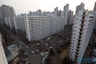 서울 송파구 잠실주공5단지 전경. 지난 5월부터 가격이 하락세로 접어들었지만 최근 수년간 집값이 급등한 탓에 시장에선 체감할 수 없다는 지적이 나온다. 사진=고성준 기자