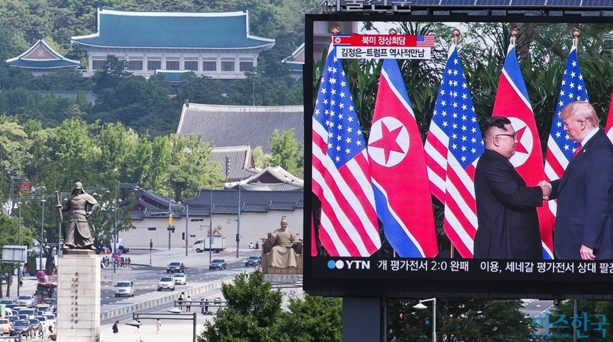 북미정상회담으로 바뀐 안보환경에 대응해 우리 군은 무엇을 준비해야 할까. 지난 12일 오전 서울 중구 서울도서관에서 바라본 프레스센터 전광판. 왼쪽에 이순신 장군과 세종대왕 동상, 그 뒤로 청와대가 보인다. 사진=최준필 기자