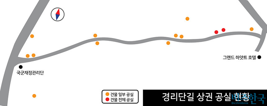 ‘비즈한국’이 경리단길 메인거리와 골목길을 전수조사한 결과, 임차인을 구하거나 빈 상태로 남아 있는 곳은 13곳에 달했다. 이 가운데는 2층 이상 건물 전체를 임대로 내놓은 곳도 2곳 있었다.