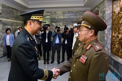 지난 14일 오후 경기도 파주 판문각에서 열린 남북장성급회담의 종결회담이 열리고 김도균 남쪽 수석대표(왼쪽)와 안익산 북쪽 수석대표가 악수하고 있다. 사진=사진공동취재단