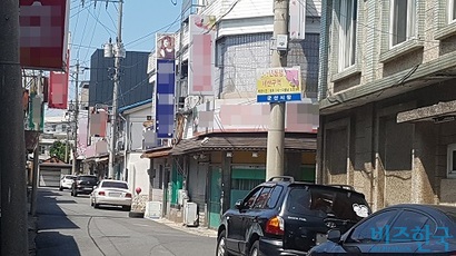 군산시 중앙로 골목 입구에는 군산시장 명의로 ‘청소년 통행 제한구역’ 간판이 걸려 있다. 사진=박형민 기자