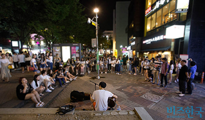 홍대에서 거리 공연을 즐기는 시민들. 사진=이종현 기자