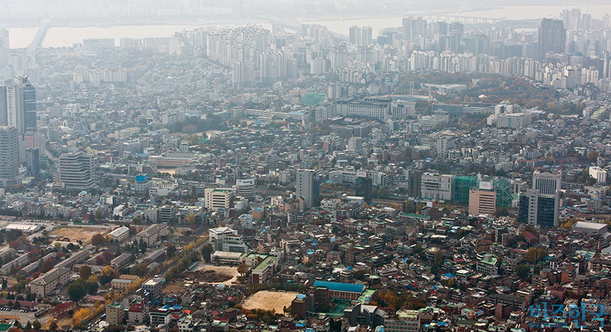 ‘경영’은 함께 부유해져 함께 즐기는 것을 뜻했다. 그러나 노숙자와 성 안에 사는 사람은 함께 즐길 수 없다. 서울 남산에서 내려다본 서울 시내 전경. 사진=최준필 기자