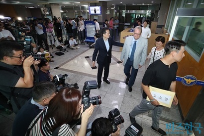 이광선 BMW피해자모임 대표와 하종선 법무법인 바른 변호사, 차량 화재 피해자들이 9일 오전 서울 남대문경찰서에서 BMW 결함은폐 의혹 관련 고소장을 제출하고 있다. 사진=최준필 기자