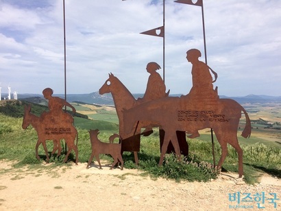 페르돈 언덕은 바람의 언덕이라고 불릴 만큼 강한 바람이 분다. 순례자는 정상에 설치된 조형물을 배경으로 사진을 찍곤 한다. 사진=박현광 기자