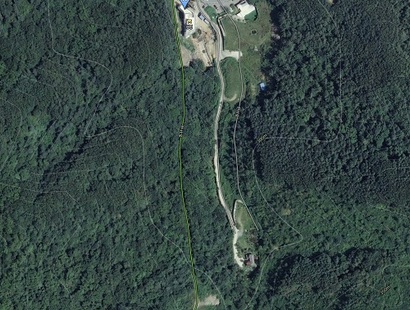 공사 시작 전 촬영된 다음 위성 지도. 현황도로가 나무에 가려 거의 보이지 않는다. 사진=다음 지도