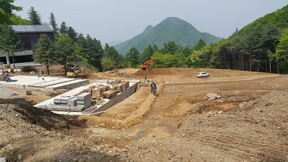 가평군청에 고발당하기 직전에 촬영된 가평 공사 현장. 나무와 풀을 전부 베어내고 공사가 한창이다. 사진=마을주민 제공