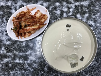 만나손칼국수의 콩국수는 백태에 땅콩, 깨까지 들어가 고소함이 배가된다. 마늘향 알싸한 겉절이 김치와 좋은 궁합. 사진=이해림 제공