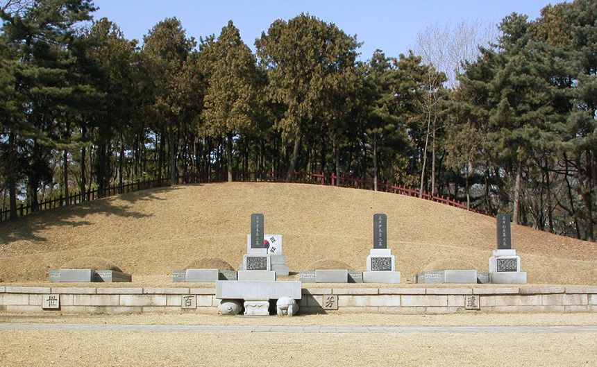 효창공원에 있는 삼의사묘. 맨 왼쪽은 안중근 의사 가묘이며, 이봉창, 윤봉길, 백정기 의사 순이다. 사진=구완회 제공