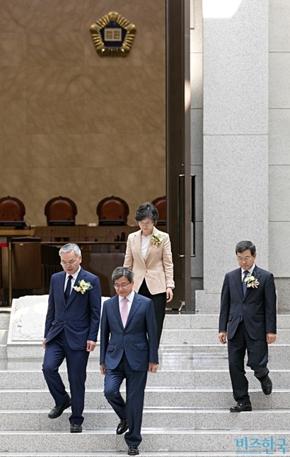 김명수 대법원장과 김선수, 이동원, 노정희 대법관이 지난 2일 오전 서울 서초구 대법원 본관 중앙홀에서 취임식을 마치고 대법정을 둘러보고 밖으로 나오고 있다. 사진=박정훈 기자