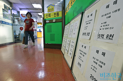 경제활동이 활발한 30~40대의 소득이 늘어난 가운데 교육 환경이 좋은 강남권의 신규 주택을 선호하는 현상이 뚜렷하다. 강남의 부동산 중개업소 매물 게시판. 사진=고성준 기자