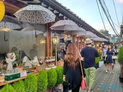 두 사람이 손잡고 걸어가다가도 마주 오는 사람에게 길을 비켜줘야 하는 익선동의 세련된 골목들. 사진=이송이 기자