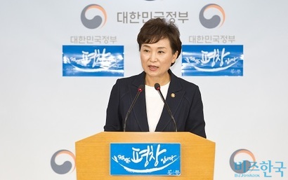 김현미 국토교통부장관은 최근 기자간담회에서 임대주택사업자 혜택이 과한 부분이 있다며 조정을 하겠다는 방침을 밝혔다. 사진=임준선 기자