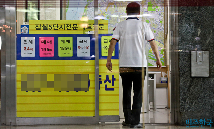 서울 송파구 잠실주공아파트 단지 내 부동산. 부동산 가격은 박근혜 정부 때와 비슷하게 올랐는데, 부동산 가격을 둘러싼 논란은 문재인 정부 들어 더욱 시끄럽다. 사진=고성준 기자