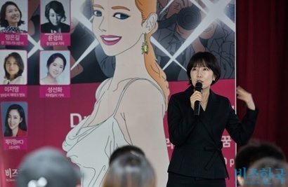 ‘리치우먼의 꿈’​​ 첫 번째 강연자로 나선 정은길 첫눈스피치 대표가 싱글라이프를 위한 재테크에 대해 설명했다.  사진=임준선 기자