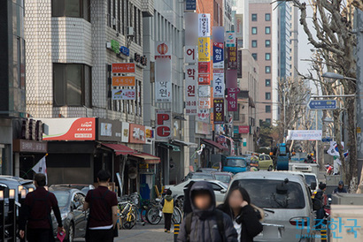 부동산 입지 선정 시 일자리, 교통만큼이나 중요한 요소가 교육 프리미엄이다.​ 대치동 학원가 전경. 사진=고성준 기자