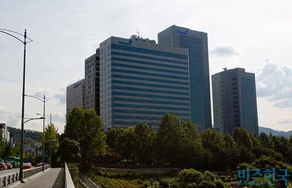 동원그룹 사옥은 과천 청계산을 조산으로 주산인 구룡산의 기맥과 연결된 곳으로 양재천 북쪽 땅들과는 기운이 다르다. 사진=고성준 기자