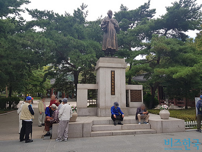 의암 손병희 선생 기념탑 근처에서 담소를 나누는 노인들. 사진=차형조 인턴기자