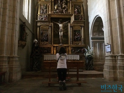 지친 몸을 이끌고 성당에 들어서면 없던 신앙심도 생긴다. 순례길 위에선 종교와 관계 없이 누구나 성당에 들려 기도를 하곤 한다. 사진=박현광 기자