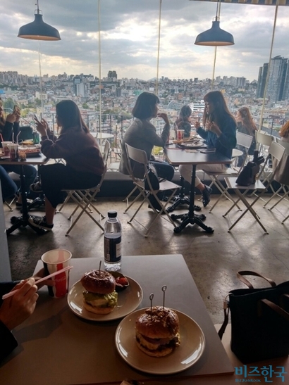 오래된 마을 주민과 처음 골목탐험에 나선 사람들, 무시로 드나드는 외국인이 한데 섞이고 어울려 더 매력적인 해방촌. 트렌디한 카페와 펍, 화려한 전망의 바가 세트장 같은 시장을 품은 옛날 동네와 나란하게 자리한다. 사진=이송이 기자