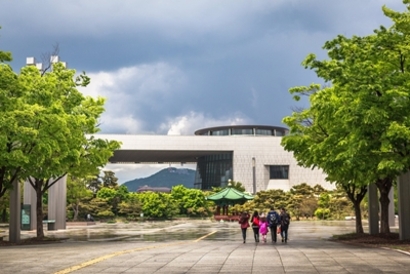 국립중앙박물관이 무기계약직 공공근로자의 연장근로수당을 익월에 지급해왔다. 이는 근로기준법에 위반된다고 고용노동부와 문화체육관광부가 밝혔다.  사진=국립중앙박물관 페이스북