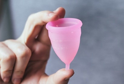 생리대가 가격 논란과 함께 발암물질까지 검출되면서 실리콘 재질로 만들어진 생리컵이 그 대안으로 떠올랐다. 사진은 생리컵 이미지로 기사의 특정 내용과 관련 없다.