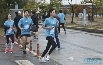 비가 왔지만 곧 그쳤고 참가자들은 모두 완벽한 날씨라고 입을 모았다. 사진=고성준 기자