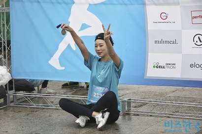 러닝이 끝난 순간 대회는 페스티벌로 탈바꿈했다. 참가 러너들은 인증샷을 찍고 경품 이벤트에 참여하는 등 즐거운 시간을 보냈다. 사진=고성준 기자