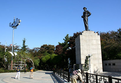 맥아더 장군 동상이 있는 자유공원에서 바라보는 인천항의 아름다운 전망도 빼놓을 수 없는 볼거리다. 사진=구완회 제공