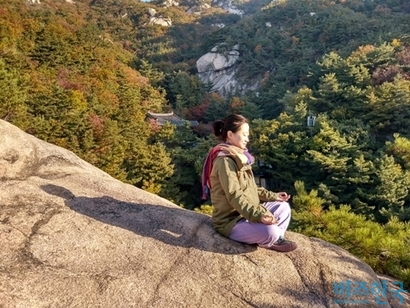 잠시나마 세상 걱정 잊고 무념무상, 마음까지 벗고 오로지 자연에 기댄다. 간질거리며 올라오는 수많은 생각과 말들을 접어두고 호흡을 바라보며 명상을 해본다. 사진=이송이 기자