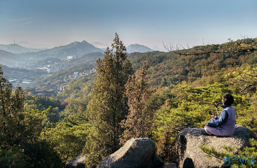 무력감이 밀려오면 때때로 번아웃이 된 건 아닐까 의심도 든다. 그럴 때, 가까운 사찰에서 템플스테이를 해보는 건 어떨까. 서울 안에 있어도 멀리 떠나온 것 같은 휴식을 맛볼 수 있다. 북한산 금선사에서 내려다보는 전경. 사진=이송이 기자