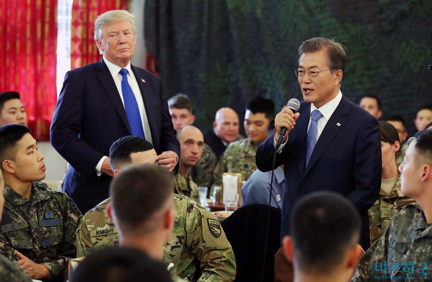 미국의 중간선거 결과가 어떻든 우리는 소걸음으로 평화를 향해 앞으로 나가야 하지 않을까? 지난 2017년 11월 방한 당시 경기도 평택의 캠프 험프리를 방문한 트럼프 대통령과 문재인 대통령. 사진=청와대 제공