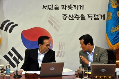 이명박 정부 첫 경제수장인 강만수 장관의 고환율 정책이 한국 경제에 엄청난 부담을 안겨주자 이 대통령은 윤증현 장관(2009년 2월~2011년 6월)을 긴급 투입했다. 2010년 7월 청와대에서 열린 국무회의에서 이명박 대통령과 이야기하는 윤증현 장관. 사진=비즈한국DB