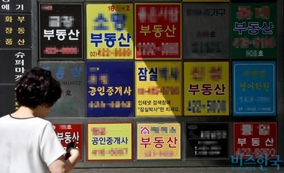 정부가 리츠 활성화를 위해 팔을 걷어붙이고 나선 데다, 최근 처음으로 1조 원이 넘는 대형 공모 리츠까지 등장하면서 부동산 투자자들의 관심이 쏠리고 있지만 넘어야 할 산도 적지 않다. 사진은 부동산중개업소 밀집 건물로 기사의 특정 내용과 관계 없음. 사진=고성준 기자