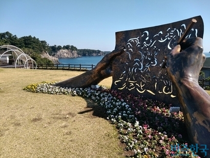 ​드로잉하는 이중섭 손 조형물. ​“삶은 외롭고 서글프고 그리운 것/ 아름답도다 여기에 맑게 두 눈 열고/ 가슴 환히 헤치다”고 노래한 이중섭이 어딘가에 앉아 그림을 그리고 있을 것만 같다. 사진=이송이 기자