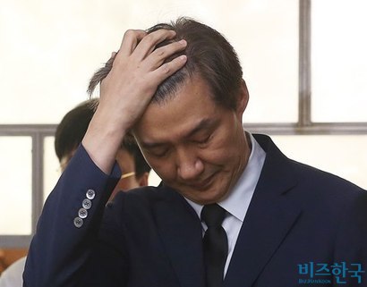 야권이 청와대 내부의 일탈을 문제 삼아 조국 청와대 민정수석비서관의 사퇴를 연일 촉구하고 있다. 지난 7월 고 노회찬 정의당 원내대표의 빈소를 찾은 조 수석. 사진=사진공동취재단