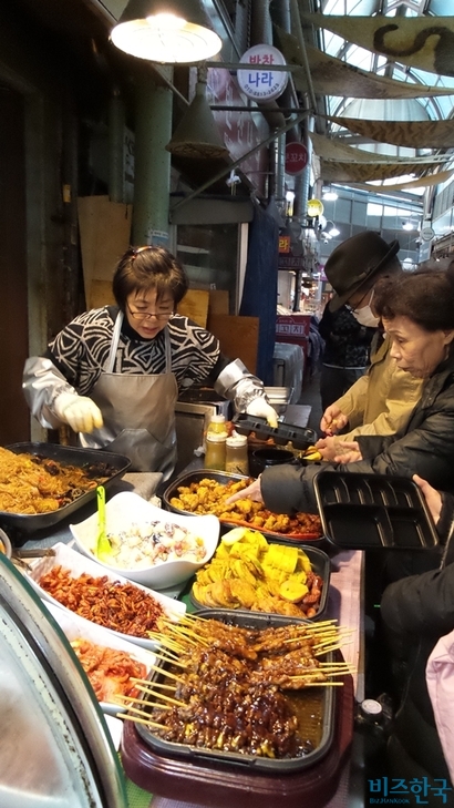 통인시장에서는 돈을 엽전으로 바꿔 각자 원하는 시장의 반찬을 선택한 후 먹을 수 있는 엽전도시락 프로젝트를 진행한다. 사진=이송이 기자