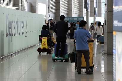 정부는 비정규직 노동자의 정규직 전환을 약속했다. 인천국제공항 출국장 환경미화 노동자 모습으로 기사의 특정 내용과 관련없다. 사진=박은숙 기자