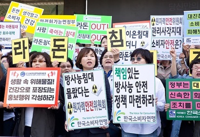 성분 해석 앱이 인기를 끄는 이유는 올해 들어 ‘케미포비아’가 확산됐기 때문으로 보인다. 사진은 한국소비자단체협의회 등 시민단체 회원들이 대진침대 피해보상 대책마련을 촉구하는 모습. 사진=임준선 기자